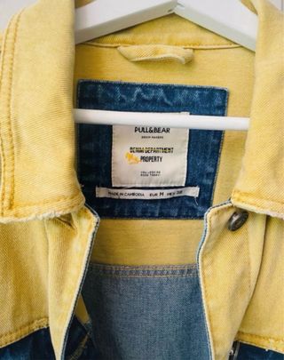 Cazadora vaquera Pull&Bear azul y amarilla
