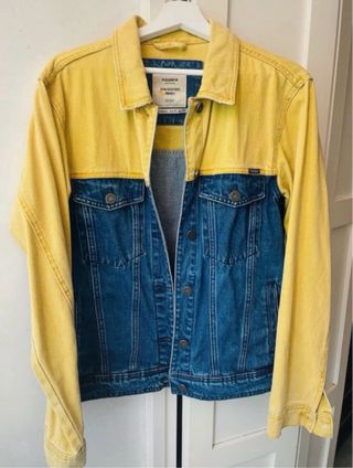 Cazadora vaquera Pull&Bear azul y amarilla