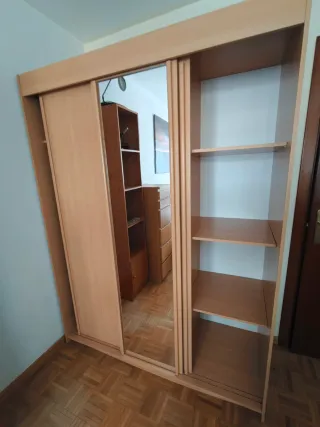 Armario de madera con puertas correderas
