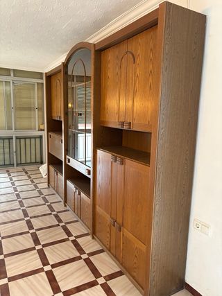 Mueble de madera con vitrina