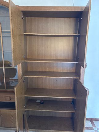 Mueble de madera con vitrina
