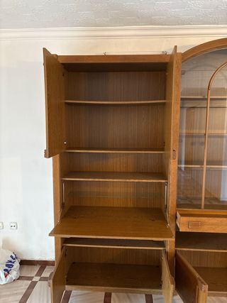Mueble de madera con vitrina
