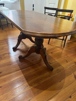 Mesa de jantar em madeira 90x180cm bastante usada