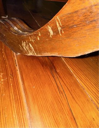 Mesa de jantar em madeira 90x180cm bastante usada