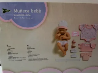 Muñeca bebé con ropa y accesorios