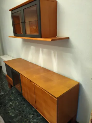Mueble aparador y vitrina colgante madera