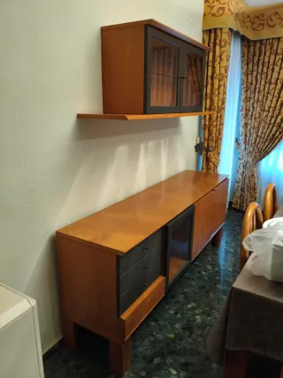Mueble aparador y vitrina colgante madera