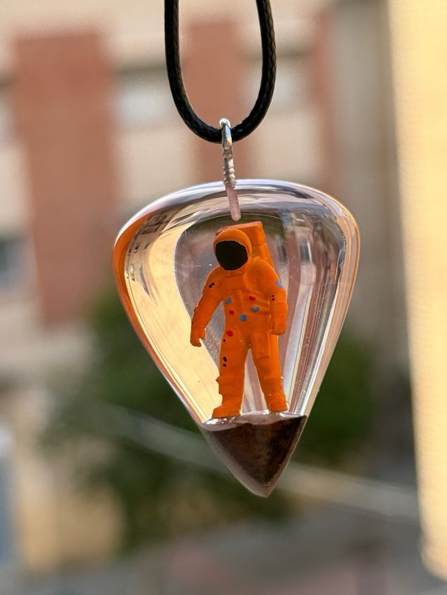Collar de astronauta en resina epoxi hecho a mano