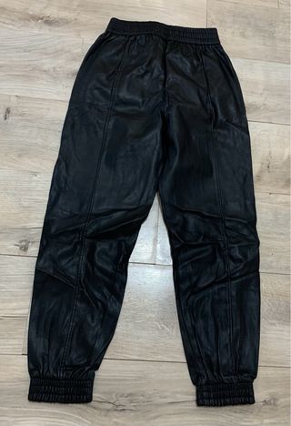 Pantalón negro efecto piel