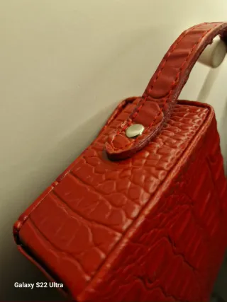 Collana lunga con cerchi rossi e oro