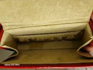 Collana lunga con cerchi rossi e oro