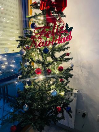 Árbol de Navidad con adornos