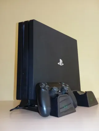 PS4 Pro 1TB + 18 Giochi + Supporto Refrigeratore