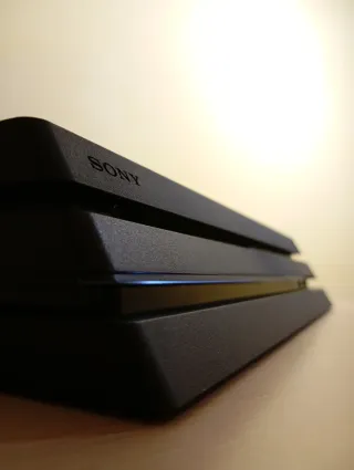 PS4 Pro 1TB + 18 Giochi + Supporto Refrigeratore