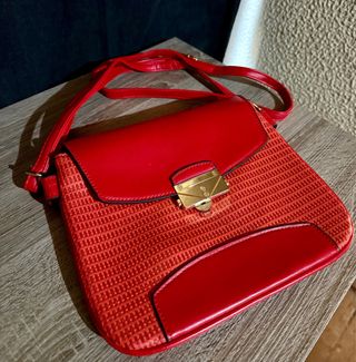 Mala vermelha com detalhes dourados