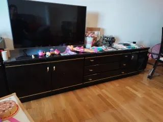 Mueble de salón negro y dorado