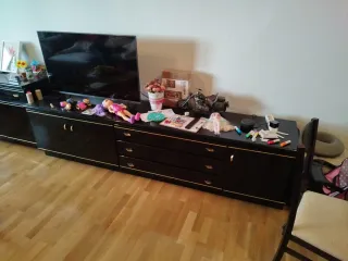 Mueble de salón negro y dorado