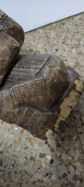 Figura de madera tallada estilo maya