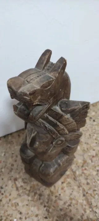 Figura de madera tallada estilo maya