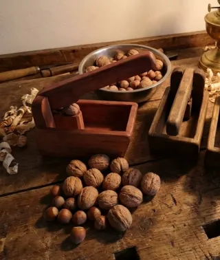 Cascanueces de madera artesanal
