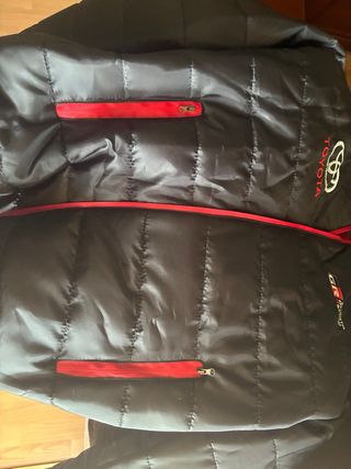 Cazadora Deportiva Toyota GR Sport Negra y Roja