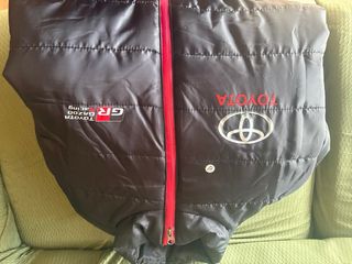 Cazadora Deportiva Toyota GR Sport Negra y Roja