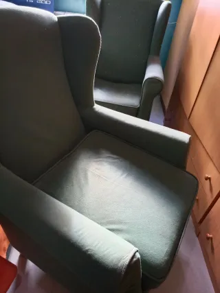 2 Sillones orejeros verdes de tela
