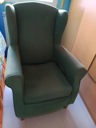 2 Sillones orejeros verdes de tela