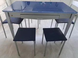 Mesa de cocina cristal azul y sillas