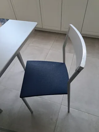 Mesa de cocina cristal azul y sillas