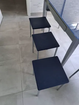 Mesa de cocina cristal azul y sillas