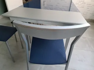 Mesa de cocina cristal azul y sillas