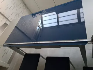 Mesa de cocina cristal azul y sillas