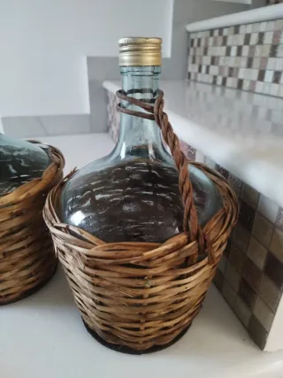 2 Garrafas de cristal con cestería