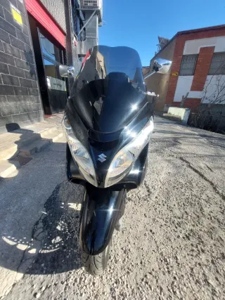 Suzuki Burgman Negra Baúl