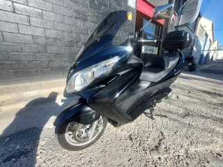 Suzuki Burgman Negra Baúl