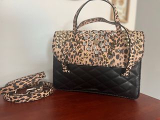 Bolso Guess Negro y Animal Print con Tachuelas
