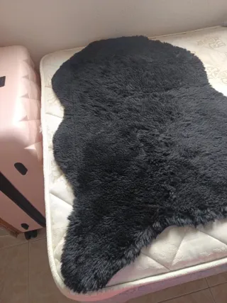Alfombra negra mullida
