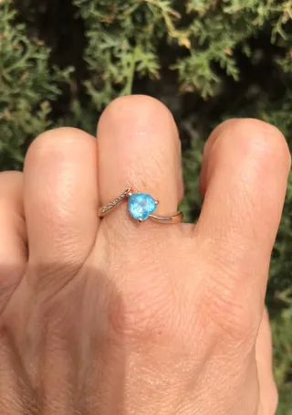 Anillo oro dorado 9k con  topacio azul y diamantes