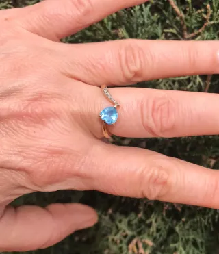 Anillo oro dorado 9k con  topacio azul y diamantes