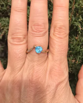 Anillo oro dorado 9k con  topacio azul y diamantes