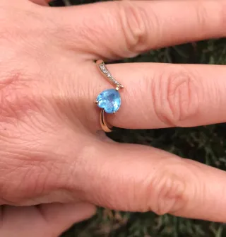 Anillo oro dorado 9k con  topacio azul y diamantes