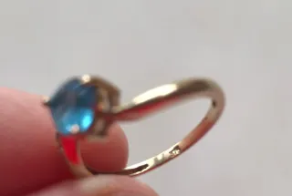 Anillo oro dorado 9k con  topacio azul y diamantes
