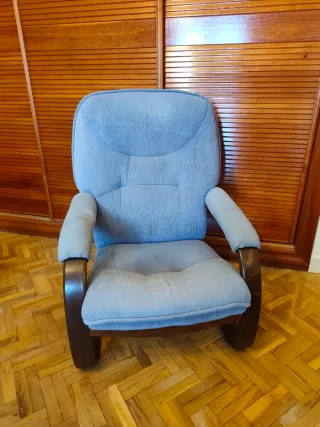 Sillón reclinable Granfort, tapizado en tela.