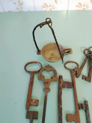 Lucerna e chiavi vintage