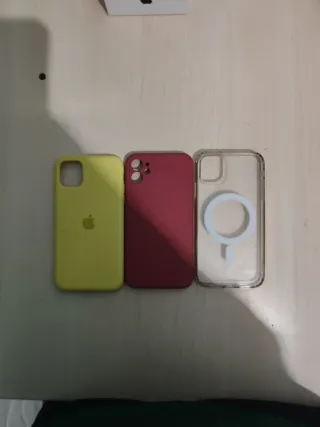 iPhone 11 Nero con accessori