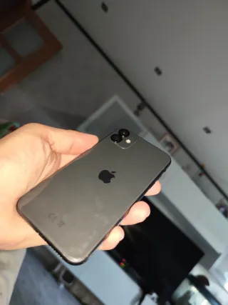 iPhone 11 Nero con accessori