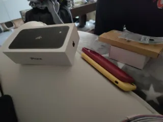 iPhone 11 Nero con accessori