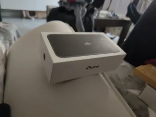 iPhone 11 Nero con accessori