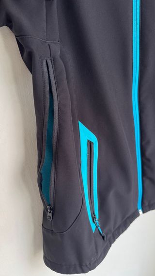 Cortavientos Quechua Negro y Turquesa